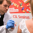 Impfaktion zum Karneval – Arzt oder Apotheker setzt eine Impfung bei einer Patientin