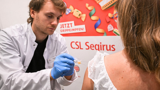 Impfaktion zum Karneval – Arzt oder Apotheker setzt eine Impfung bei einer Patientin