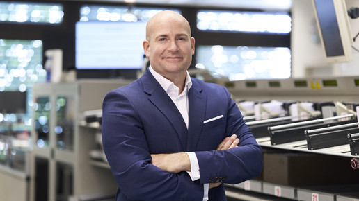 Noventi-Vorstand Mark Böhm lächelnd mit verschränkten Armen in der Rezeptabrechnung. Mehr dazu im Artikel.