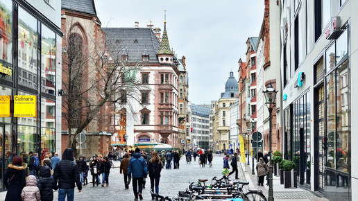 Verkaufsoffener Sonntag: Müssen PTA in die Apotheke?