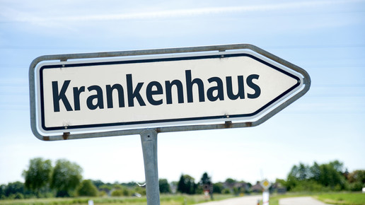 Symbolbild, Wegweiser zum Krankenhaus