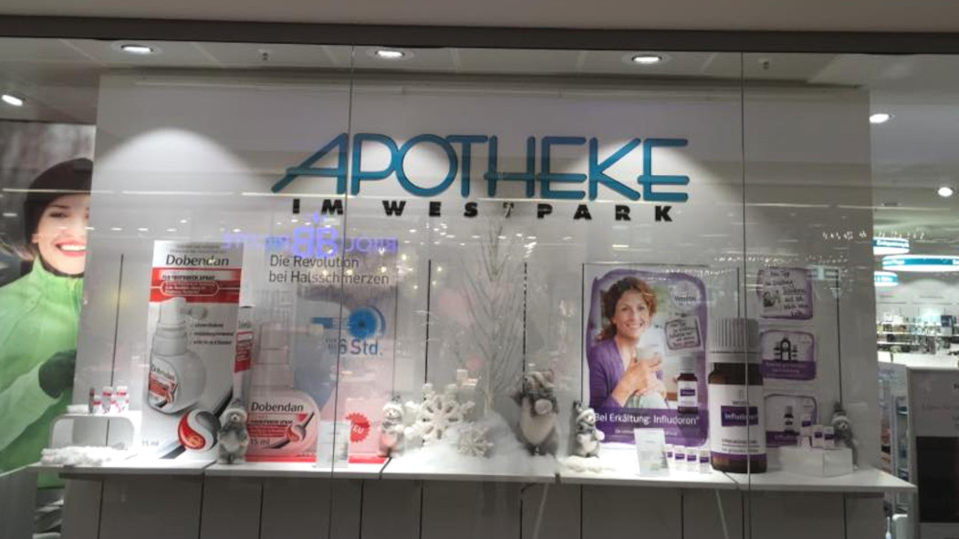 P-beleien-vor-der-Klappe-Polizei-hilft-Notdienst-Apothekerin