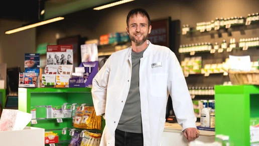Apotheker Dr. Philipp Hoffmann in seiner Apotheke.