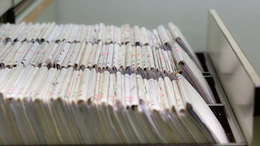 Symbolbild: Schublade mit Akten in einer Praxis
