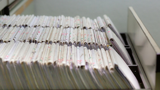 Symbolbild: Schublade mit Akten in einer Praxis