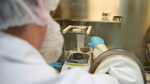 Dronabinol-Abfuellung in Spritze in Glasbox