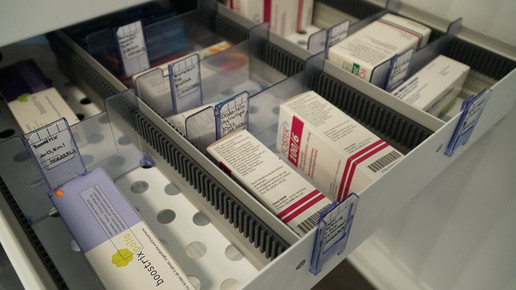 Impfstoffe gelagert im Apotheken-Kühlschrank