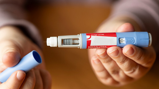 Foto: Eine Person öffnet einen Semaglutid-Pen.