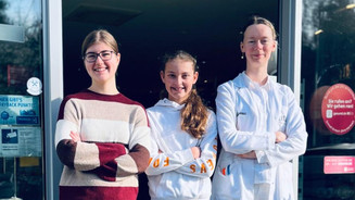 Drei junge Frauen vor der Apotheke.