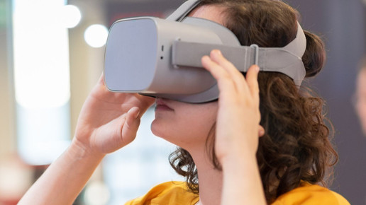 Frau mit VR-Brille auf dem Kopf