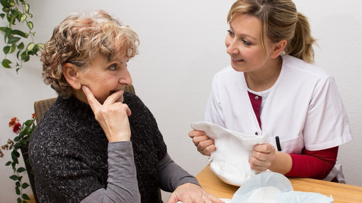 Eine Apothekerin berät eine Patientin im Beratungszimmer zu Inkontinenzprodukten.