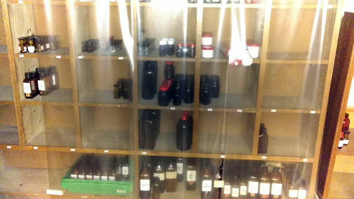 gemmeren regal flaschen Vosstor-Apotheke