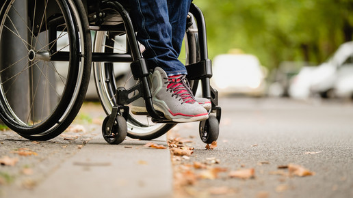 rollstuhlfahrer strasse visit Berlin Andi Weiland Gesellschaftsbilder de