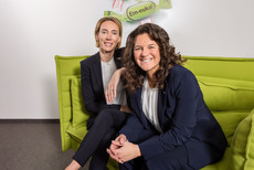 Natalia Schindler und Melanie Schneble lächeln und sitzen auf dem Sofa. Mehr dazu im Artikel.