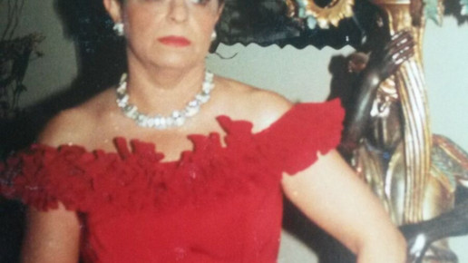 karin mikolacjzcak rotes kleid