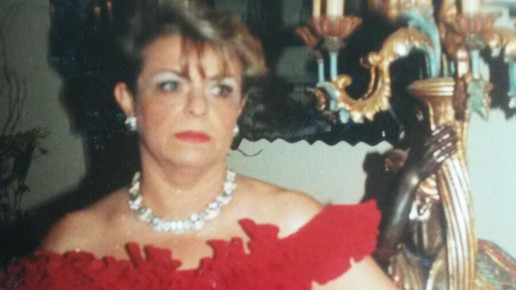 karin mikolacjzcak rotes kleid