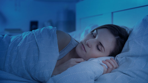 Frau schläft im Bett