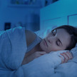 Frau schläft im Bett