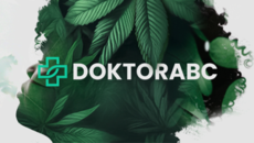 Abgebildet ist das Logo von Doktor ABC vor Cannabisblättern
