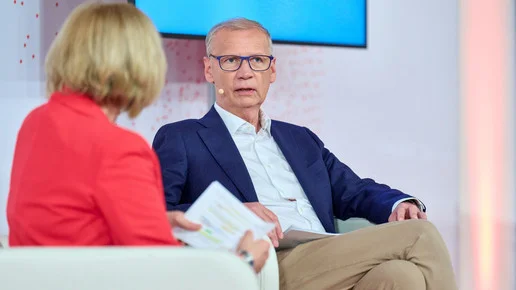 Günther Jauch in einer Diskussion.