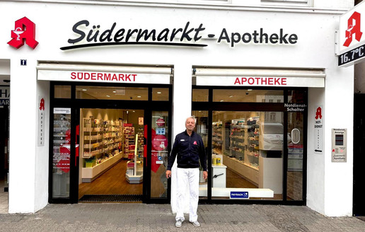 Joachim Kempa vor seiner Apotheke. Mehr dazu im Artikel.