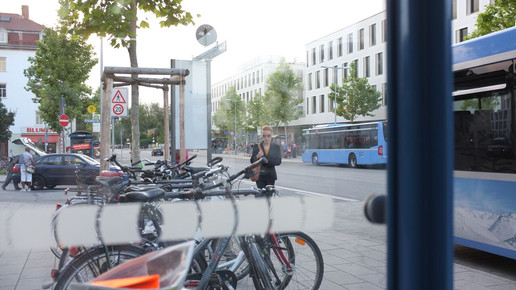 viola oper bahnhofapo muenchen 04 Urs Schoenebaum