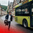 Montage: Ein LAK-Mitarbeitender rennt einem Bus hinterher.