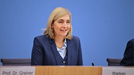 Nina Warken spricht in der BPK