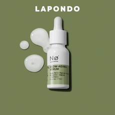 Produktbild des Nø Cosmetics Slow Aging Serums vor einem grünen Hintergrund, oben im Bild befindet sich das LAPONDO Logo.