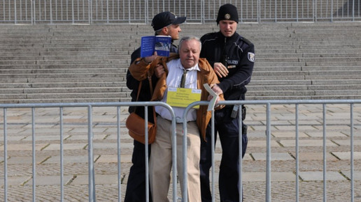 0010-protest eh aaneu