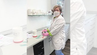 PTA Nadine König beim Herstellen einer Rezeptur. 