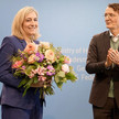 Das Foto zeigt Nina Warken (CDU) und Karl Lauterbach (SPD) bei der Amtsübergabe im Bundesgesundheitsministerium. Warken hält einen Blumenstrauß in der Hand.