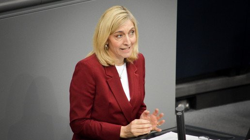 Das Foto zeigt Bundesgesundheitsministerin Nina Warken (CDU) bei einer Rede im Bundestag.
