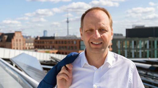 CDU-Abgeordneter spendiert Testbus für Apotheke