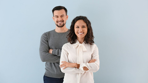 Mann und Frau stehen hintereinander