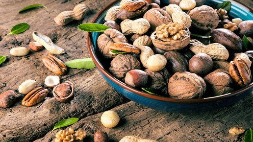 verschiedene Nüsse in der Schale