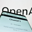 OpenAI-Chef: Mehr KI im Gesundheitswesen Symbolbild OpenAI – ChatGPT auf einem Screen und auf einem Handy-Bildschirm