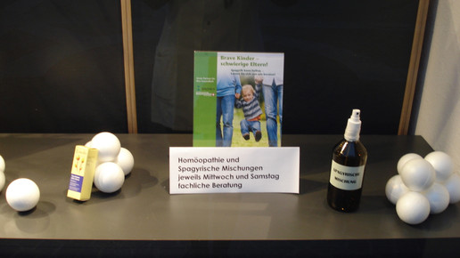 kinder schaufenster rathaus-apo