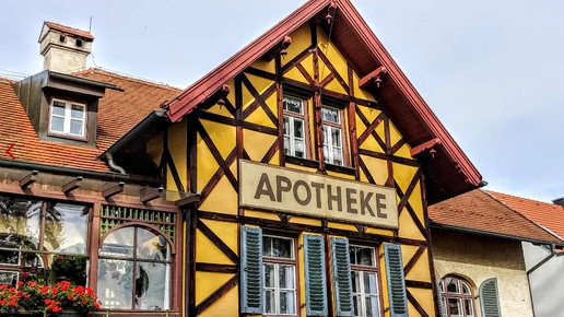 Ein Fachwerkhaus mit einer Apotheke. Mehr dazu im Artikel.