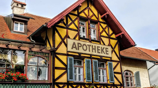 Ein Fachwerkhaus mit einer Apotheke. Mehr dazu im Artikel.