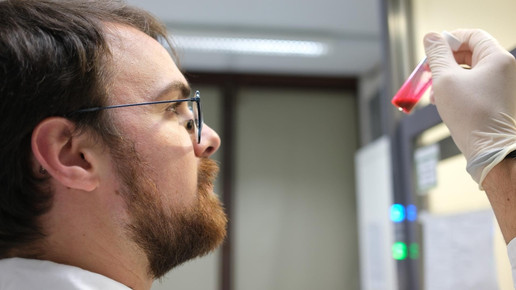 Foto: Dr. Stephan Schandl im Labor