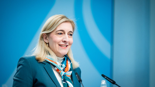 Nina Warken am Podium