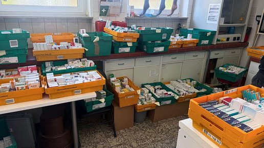 Kisten mit Arzneimitteln in der Limes Apotheke