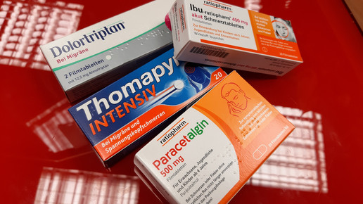 Arzneimittelpackungen: Dolortriptan, Thomapyrin intensiv, Ibn 400 und Paracetalgin.
