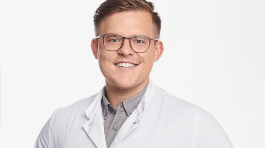 Apotheker Johannes Jokiel lächelt.