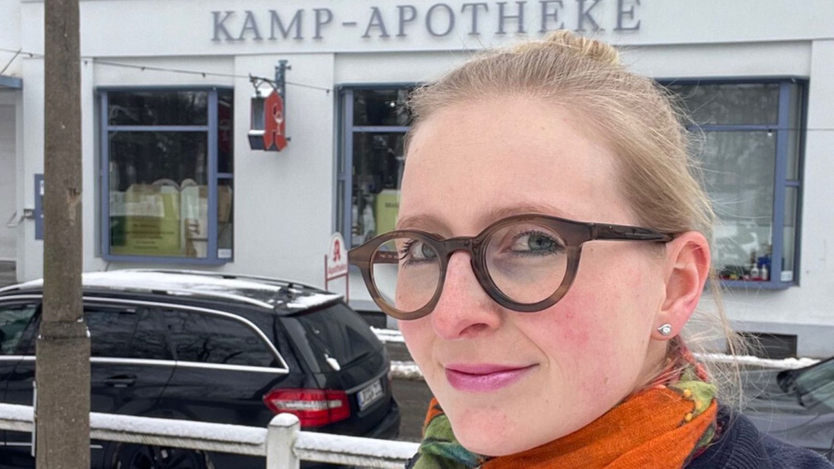 -rger-mit-Aponet-Kunden-stehen-vor-verschlossenen-T-ren