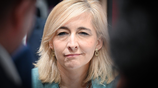 Gesundheitsministerin Nina Warken schaut in die Kamera