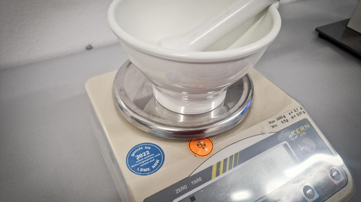 Fantaschale auf Waage in der Rezeptur