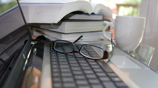 laptop arbeit brille buecher CDC Amanda Mills