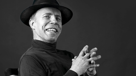 Gunther von Hagens lächelnd im Portrait – Schwarz-Weiß-Aufnahme